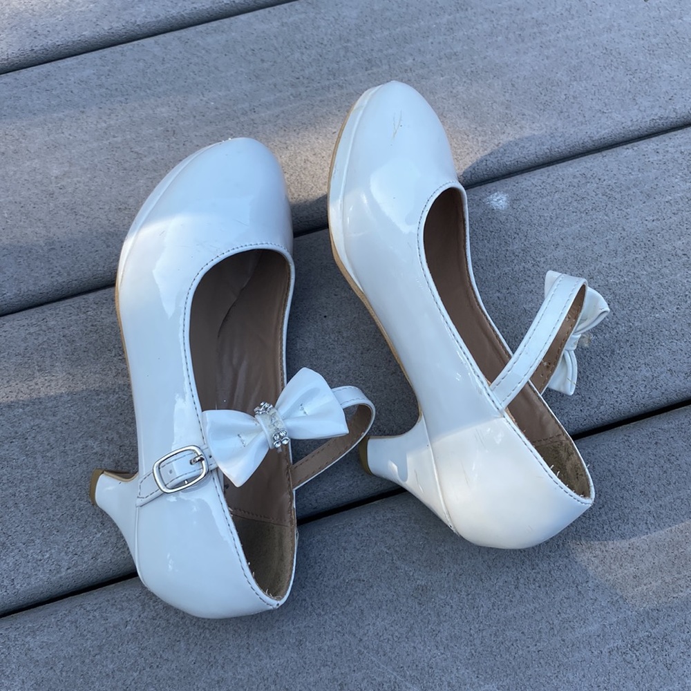 Olivia K big kid girls bow Mary Jane kitten heel pumps White Shoes size 2